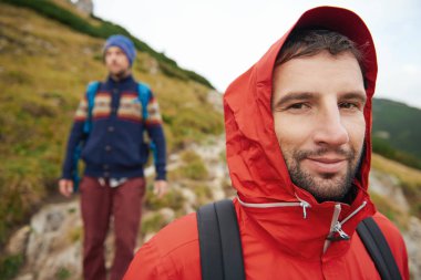 arkadaşım onun arkasında kukuletalı fiyatı