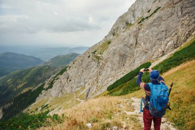 fotoğraf çekmek dişli hiking içinde adam