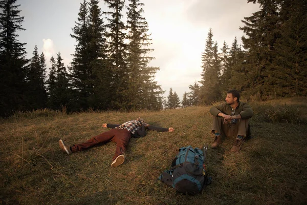 Odpoczynek na trawie mężczyzn — Zdjęcie stockowe