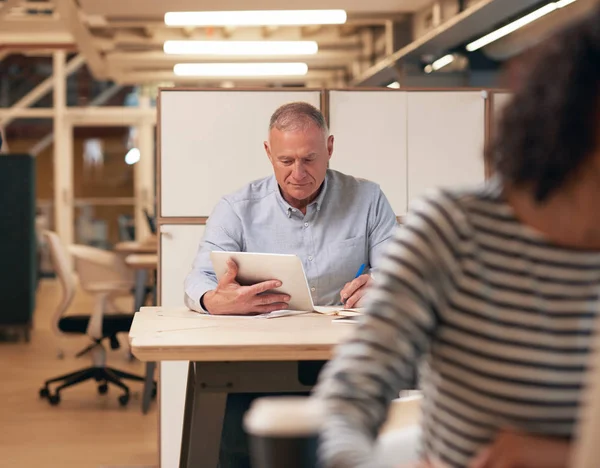 Businessman working on digital tablet — Stock Photo, Image