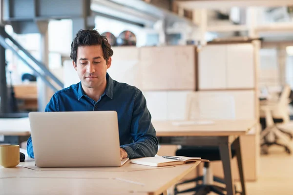 Сфокусированный бизнесмен, работающий на ноутбуке — стоковое фото