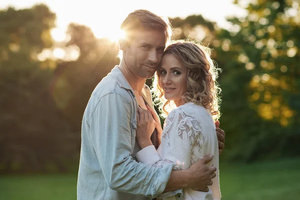 Paar genieten van een romantische middag — Stockfoto