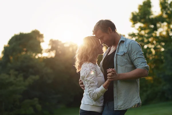 Casal dançando juntos — Fotografia de Stock