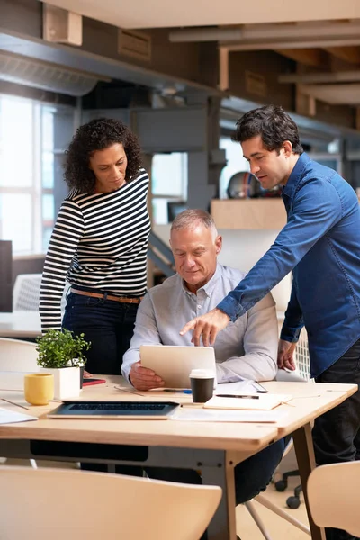 Colegas hablando de negocios juntos — Foto de Stock