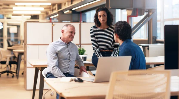 Colegas que se reúnen en el escritorio — Foto de Stock