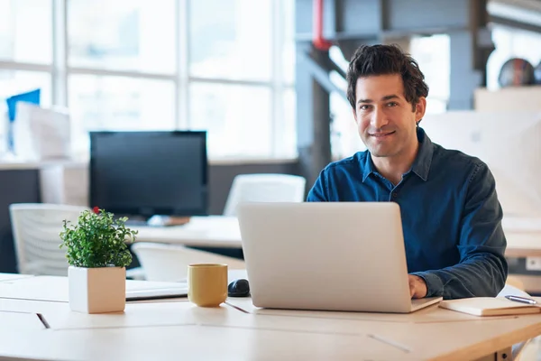 Zakenman werkt aan laptop — Stockfoto