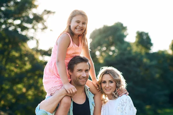 Father carrying young daughter — Stock Photo, Image