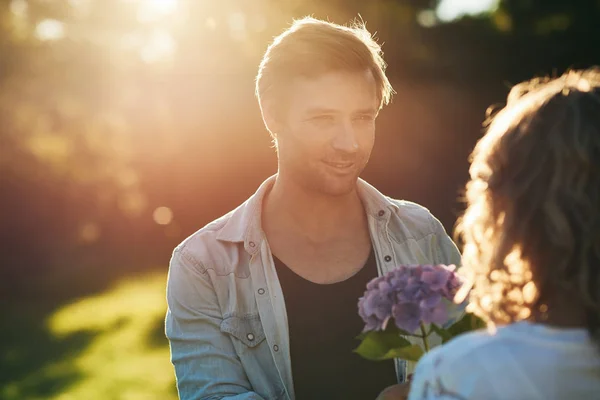 Homme donnant bouquet à femme — Photo