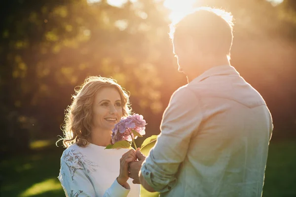 妻に花束を与える男 — ストック写真