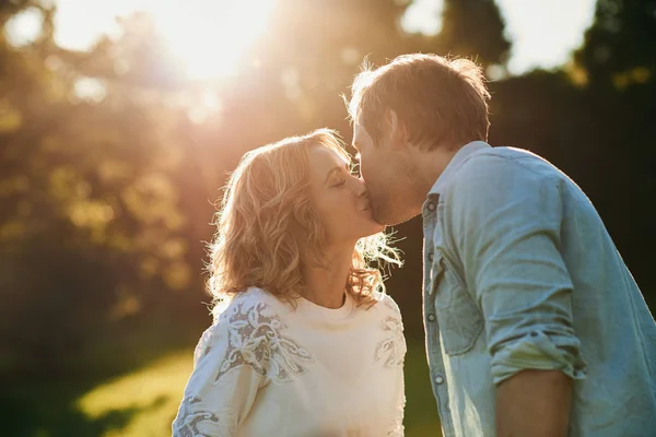 Couple baisers avec les yeux fermés — Photo