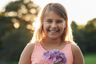 Dışarıda duran gülümseyen kız