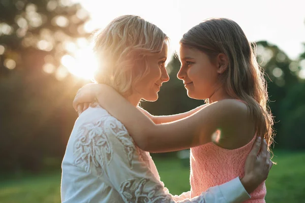 Sorrindo mãe e filhinha — Fotografia de Stock