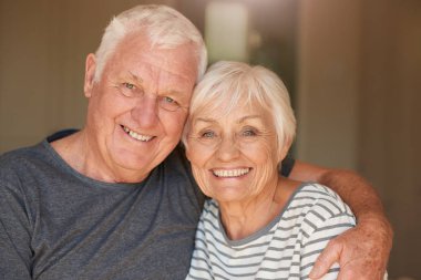 gülümseyen ve oturan bir çift 