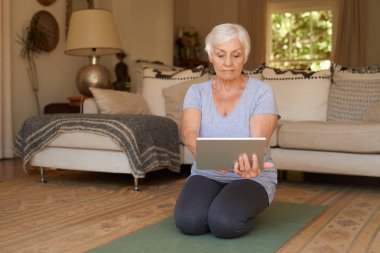 bir hasır üzerinde oturan kadın kıdemli