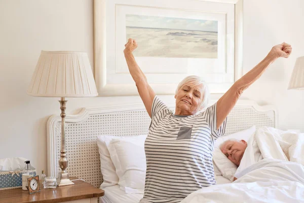 Woman sitting on bed — Stock Photo, Image