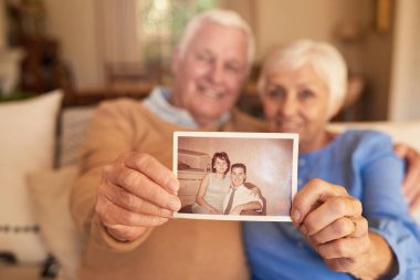 üst düzey çift holding fotoğraf 