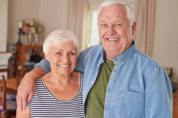 Sorridente anziano uomo e moglie — Foto Stock