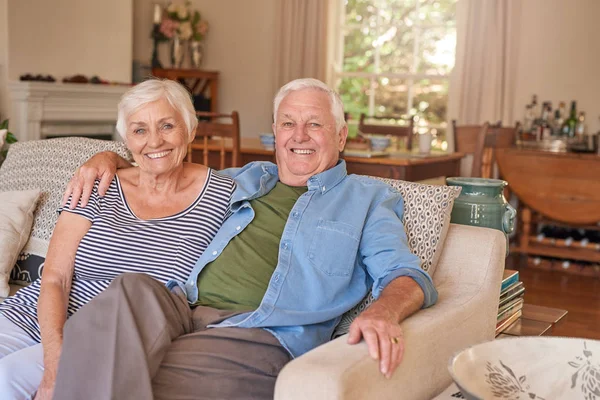 Uomo e moglie seduti insieme — Foto Stock