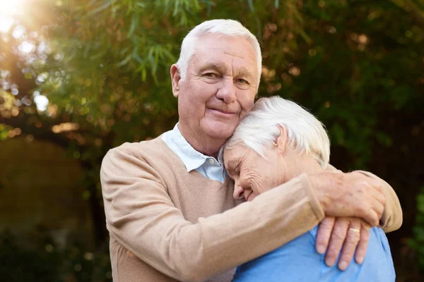 Contenuto anziano uomo sorridente — Foto Stock