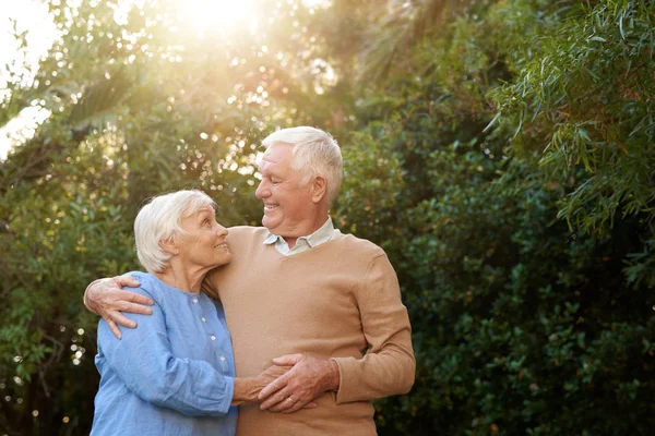 Sorridente coppia anziana — Foto Stock