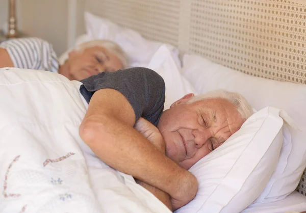 Mann schläft gut — Stockfoto