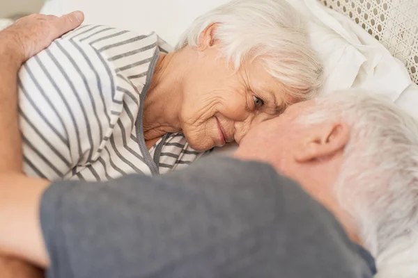 Casal deitado cara a cara — Fotografia de Stock