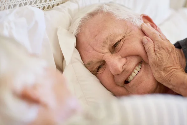 Senior paar gelukkig lachend — Stockfoto