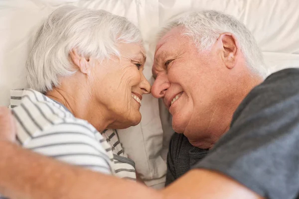 Seniorenpaar lächelt glücklich — Stockfoto