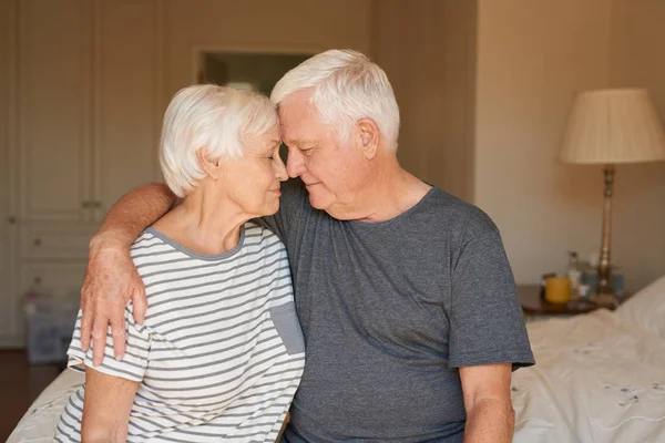 Счастливая и содержательная пожилая пара — стоковое фото