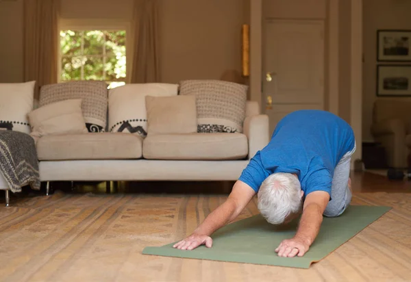 Hombre mayor practicando yoga — Foto de Stock