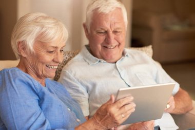 çift kanepede oturuyor. 