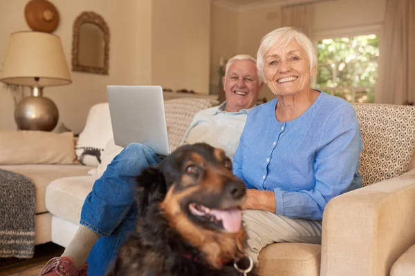 Paar sitzt mit Hund — Stockfoto