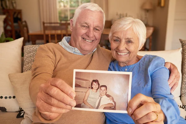 Coppia che tiene la fotografia — Foto Stock