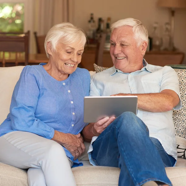 Casal conversando e relaxando juntos — Fotografia de Stock