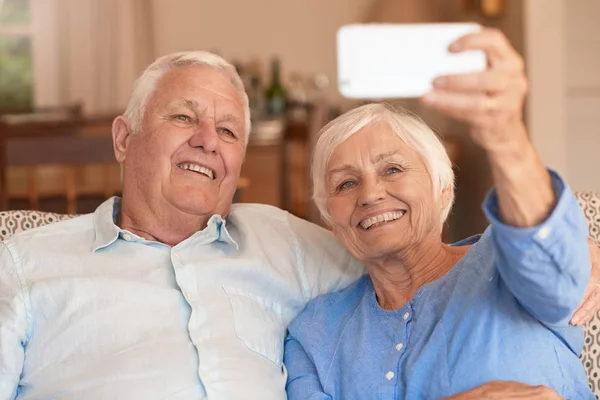 Pár přijetí selfie — Stock fotografie