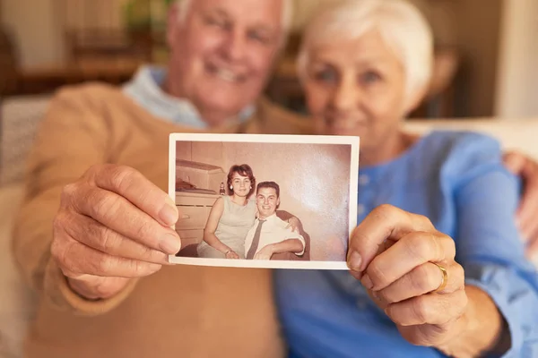 Senior couple holding photo — Stock Photo, Image