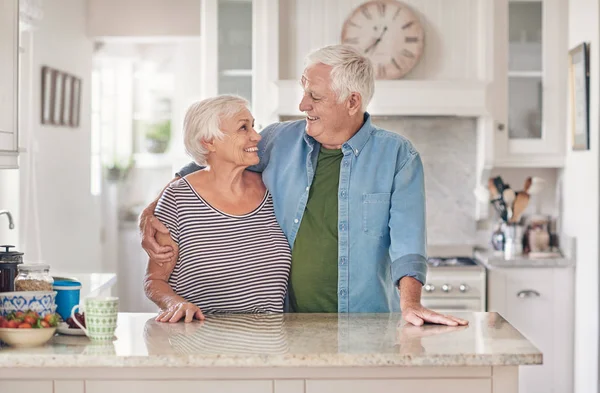 Couple looking at each other — Stock Photo, Image