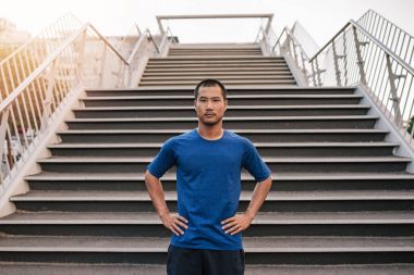 adamın elleri onun kalça üzerine