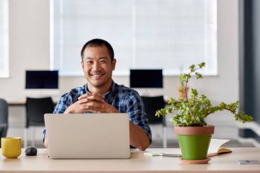 Dizüstü bilgisayarda çalışan Asya tasarımcı