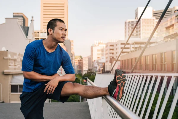 Man in sportswear looking focused — Stock Photo, Image