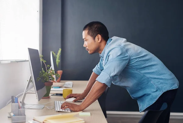 Designer arbeitet am Computer — Stockfoto