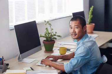 omzunun üzerinden bakarak Tasarımcısı