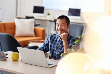 tek başına masa başında oturmak mimar