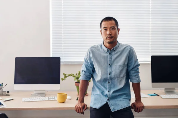 젊은 아시아 디자이너 집중 — 스톡 사진