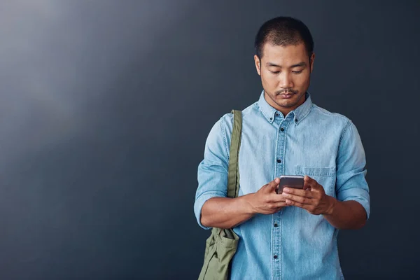 Designer reading text message — Stock Photo, Image