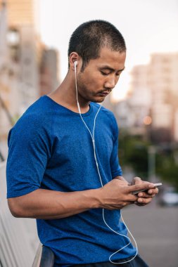 Köprüde duran adam 