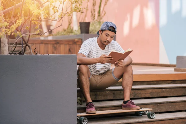 Hombre con gorra leyendo —  Fotos de Stock