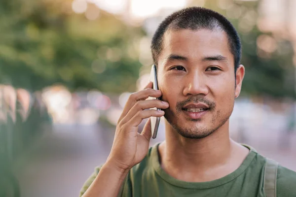 Hombre hablando por un teléfono celular — Foto de Stock