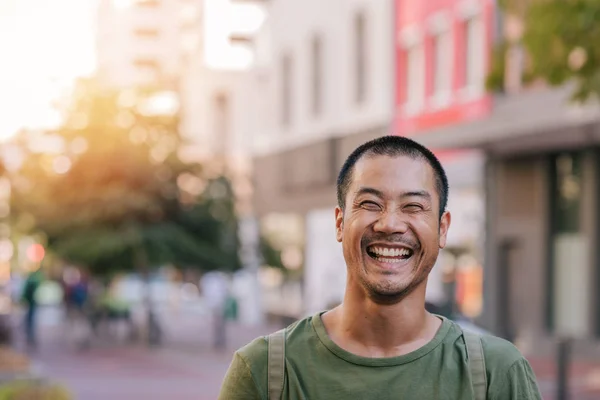 Homem sorrindo e rindo — Fotografia de Stock