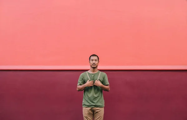 Stilvoller junger asiatischer Mann — Stockfoto